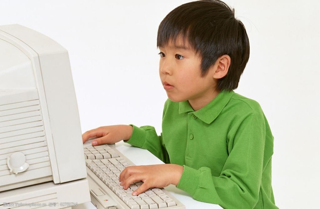 电脑前的少年 数字时代的童年印记